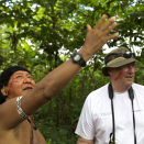 Yanomamienes leder, Davi Kopenawa, viser Kongen hvordan indianerne jakter og skaffer mat fra skogen. Publisert 04.05 2013. Handoutbilde fra Det kongelige hoff. Bildet er kun til redaksjonell bruk - ikke for salg. Foto: Rainforest Foundation Norway / ISA Brazil